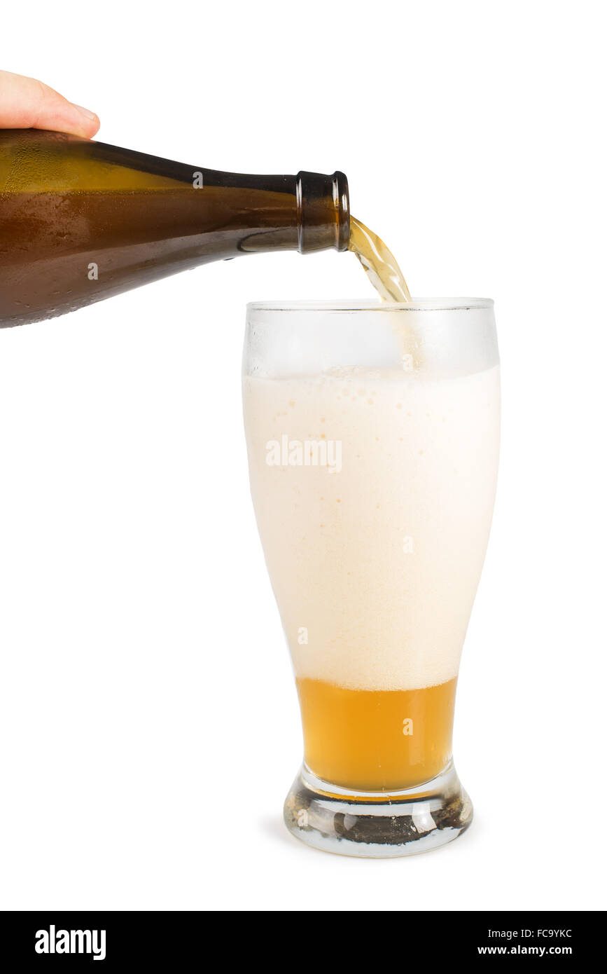Mano che tiene una bottiglia di birra e boccale di birra Foto Stock Mano che tiene una bottiglia di birra e boccale di birra Foto Stock