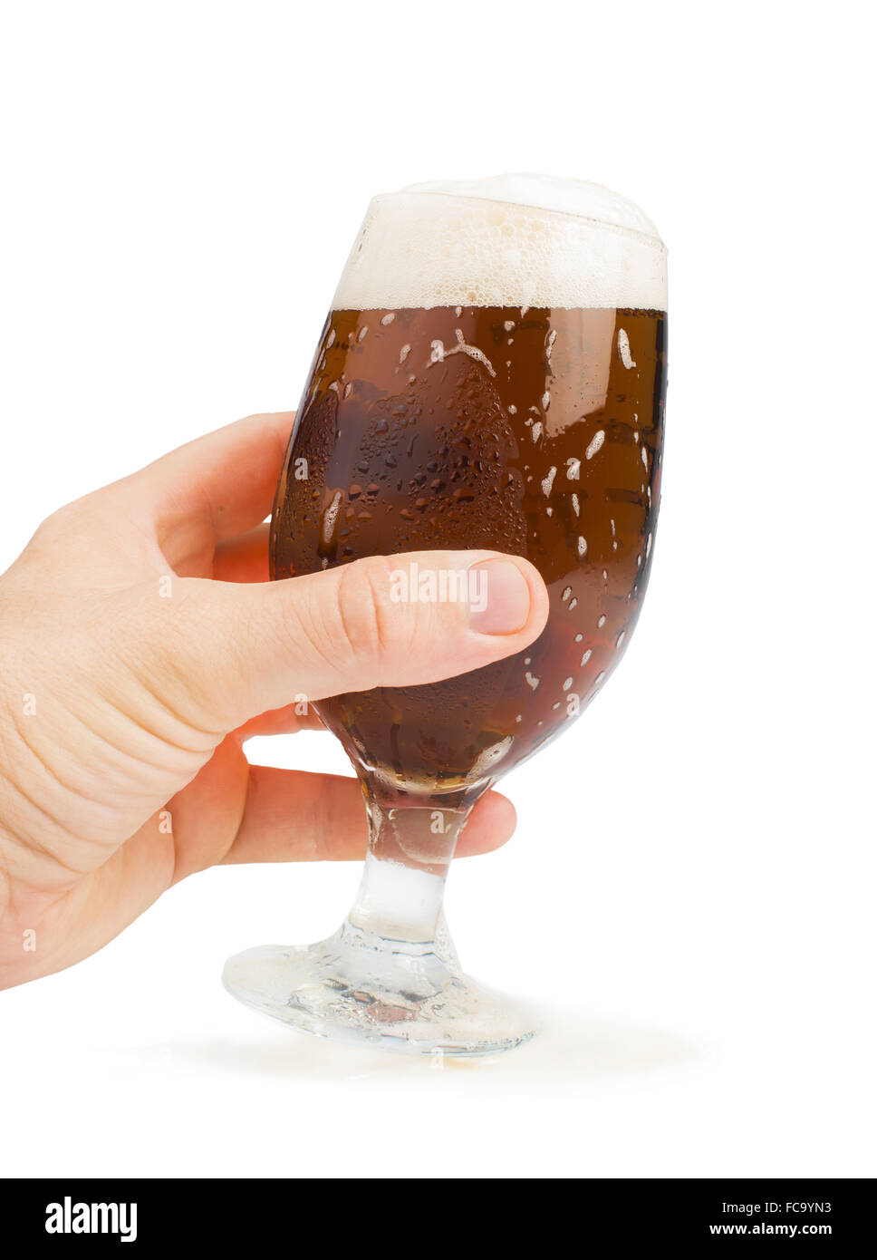 Mano che tiene una bottiglia di birra e boccale di birra Foto Stock Mano che tiene una bottiglia di birra e boccale di birra Foto Stock