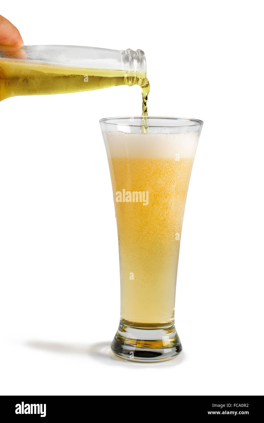 Mano che tiene una bottiglia di birra e boccale di birra Foto Stock Mano che tiene una bottiglia di birra e boccale di birra Foto Stock