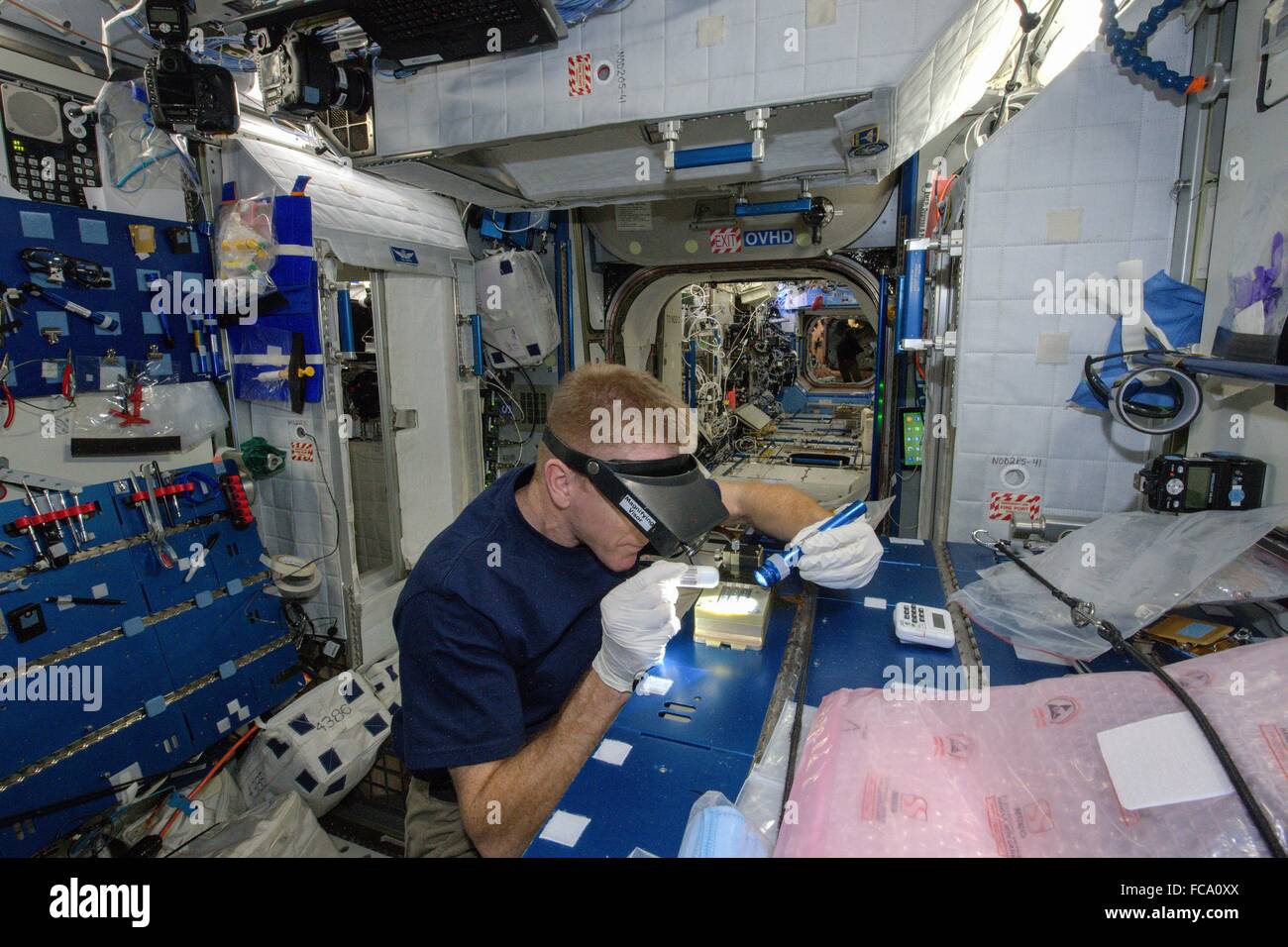 Agenzia spaziale europea astronauta Tim Peake lavora su Advanced colloidi esperimento 2 Configurazione hardware e Mix Parte 1 Gennaio 4, 2016 in orbita intorno alla terra. Foto Stock