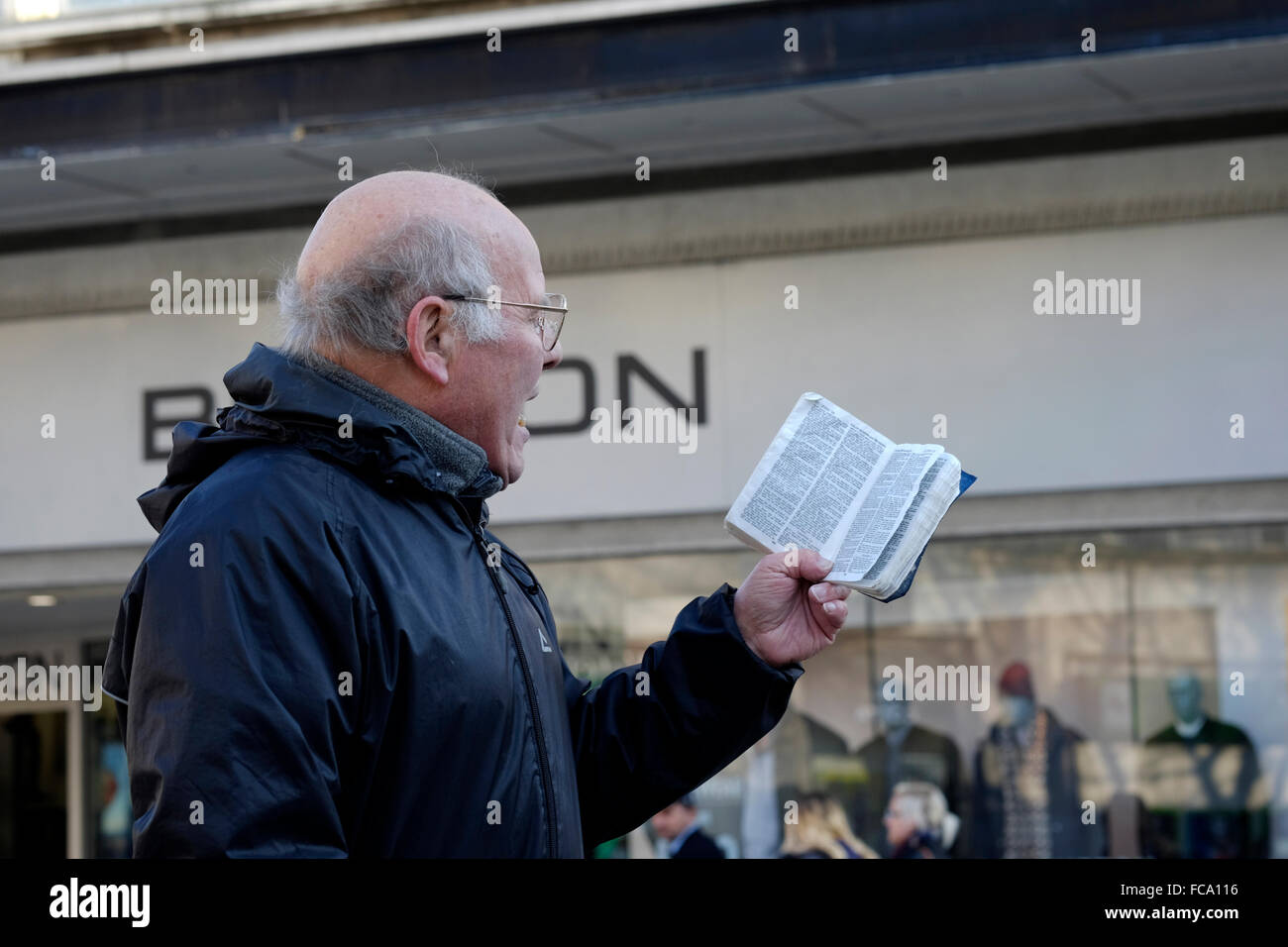 L'uomo la predicazione della Bibbia in un centro città in Inghilterra, Regno Unito Foto Stock