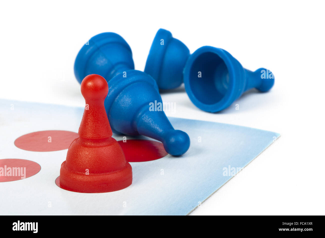Rosso e blu pedine di gioco isolato bianco Foto Stock