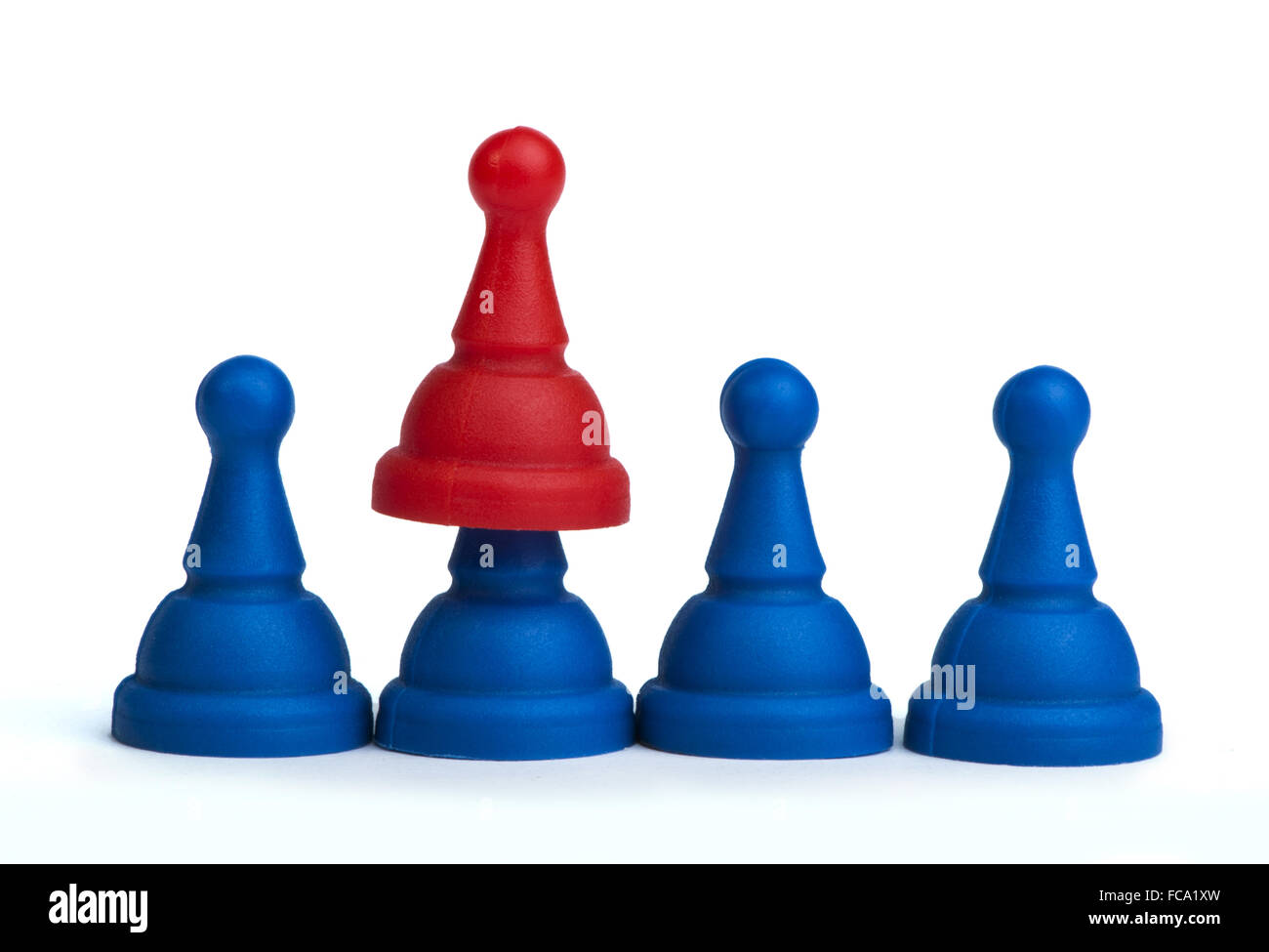 Rosso e blu pedine di gioco isolato bianco Foto Stock