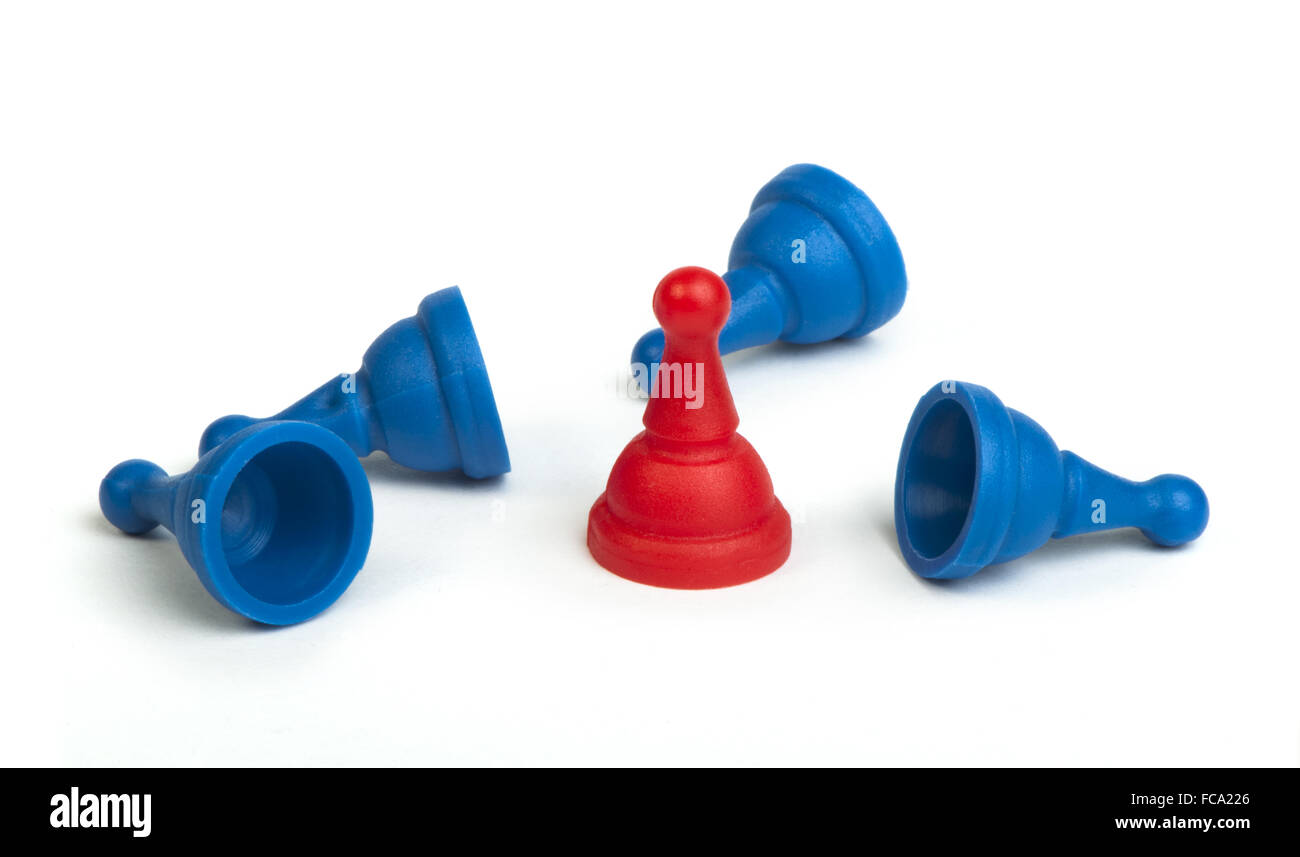 Rosso e blu pedine di gioco isolato bianco Foto Stock