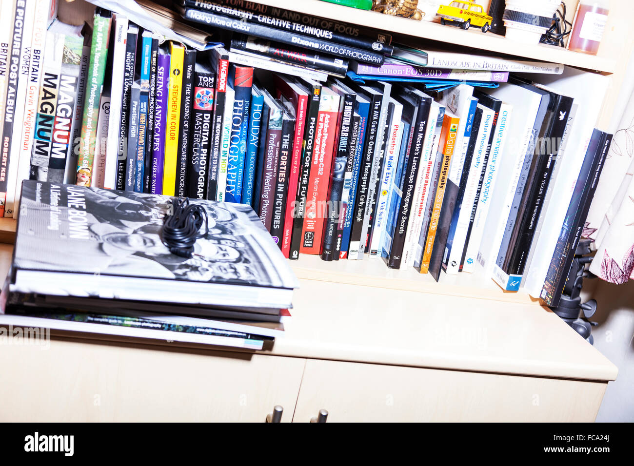 Libri scaffale disordinato disordinato il libro di fotografia raccolta di riferimento Foto Stock