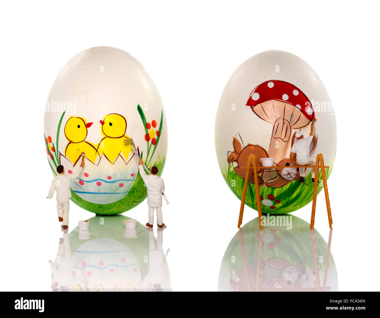 Piccolo mondo pittura delle uova di pasqua Foto Stock