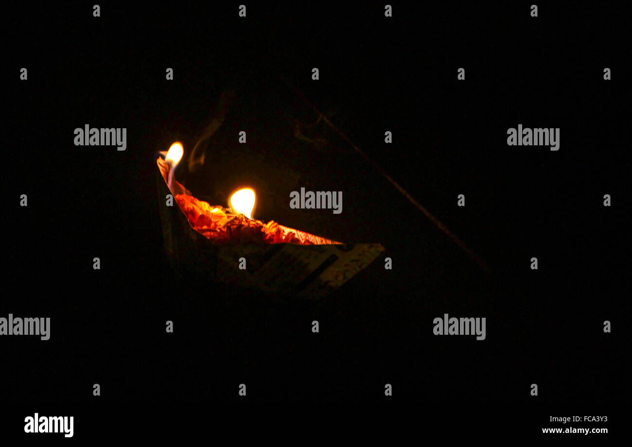 Una candela votiva di sigillatura del fiume Gange Foto Stock