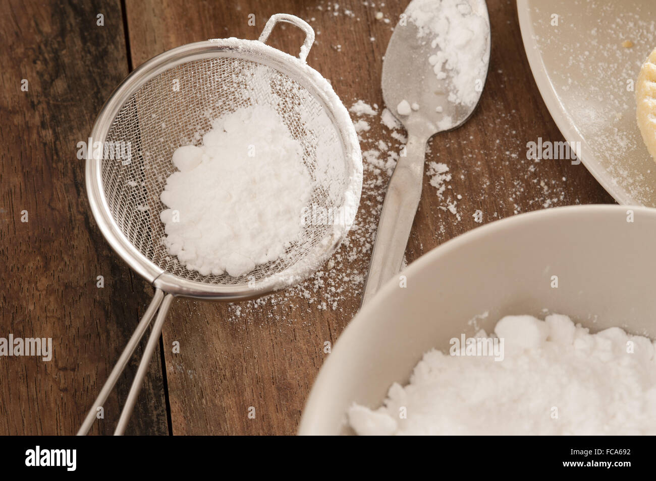 Setaccio da cucina riempito con zucchero a velo Foto Stock
