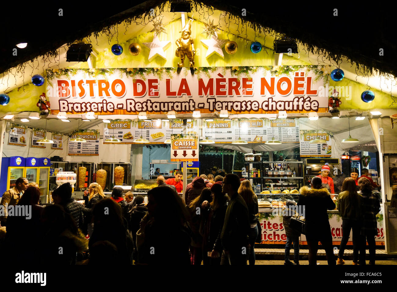 Bistro brasserie al Champs Elysee, outdoor mercatino di natale di notte a Parigi, Francia. Foto Stock