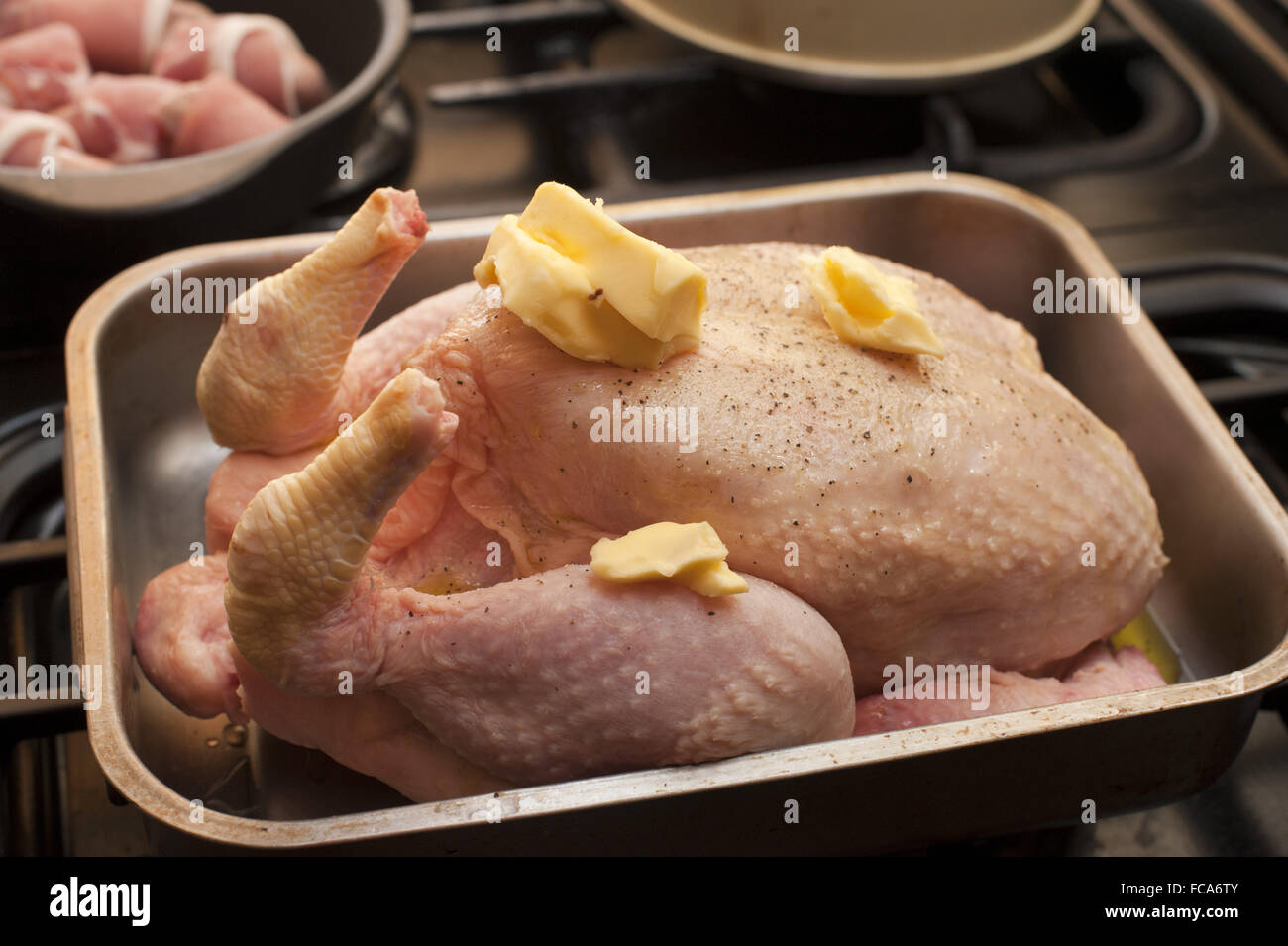 Cucinare un arrosto di Turchia Foto Stock