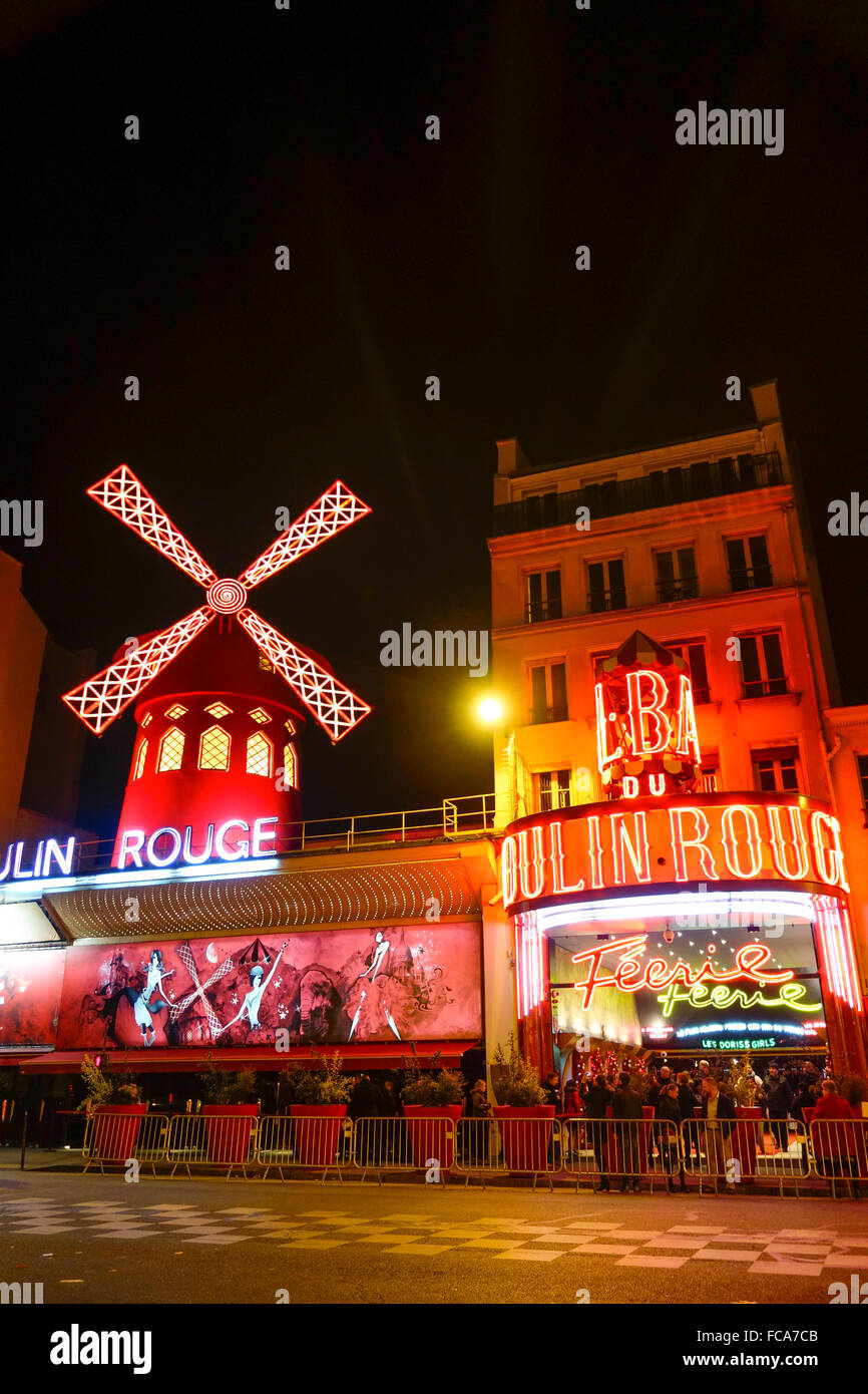 Moulin Rouge Paris night club, cabaret di notte, Pigalle, Boulevard de Clichy, Parigi, Francia. Foto Stock