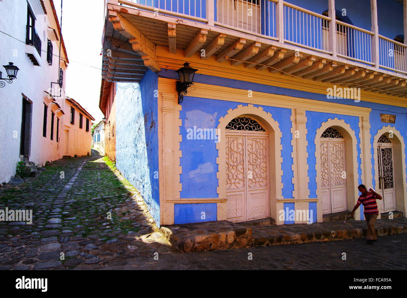 Strada coloniale e case honda, tolima colombia Foto Stock