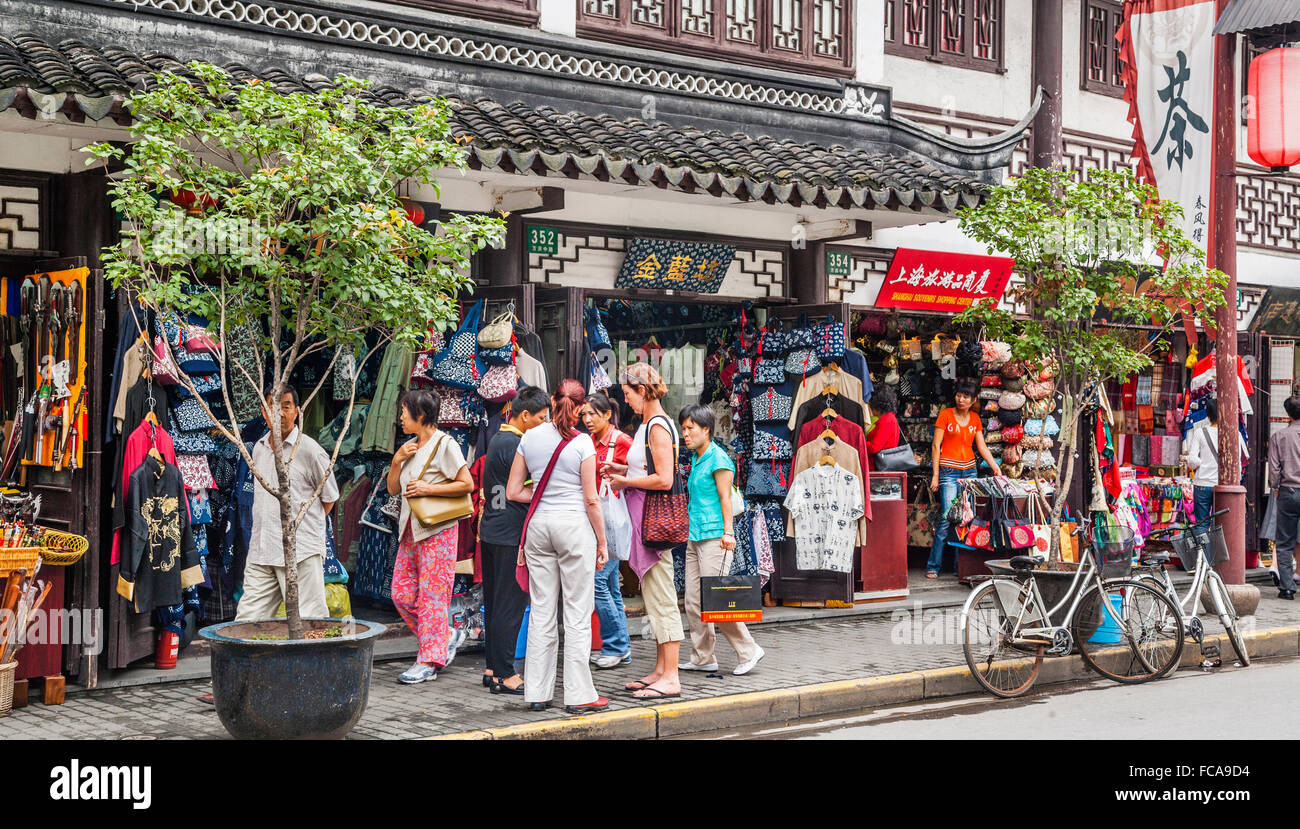 Cina, Shanghai, l' Yuyuan Bazaar, famosa per lo shopping in sede di Shanghai Old Town Foto Stock