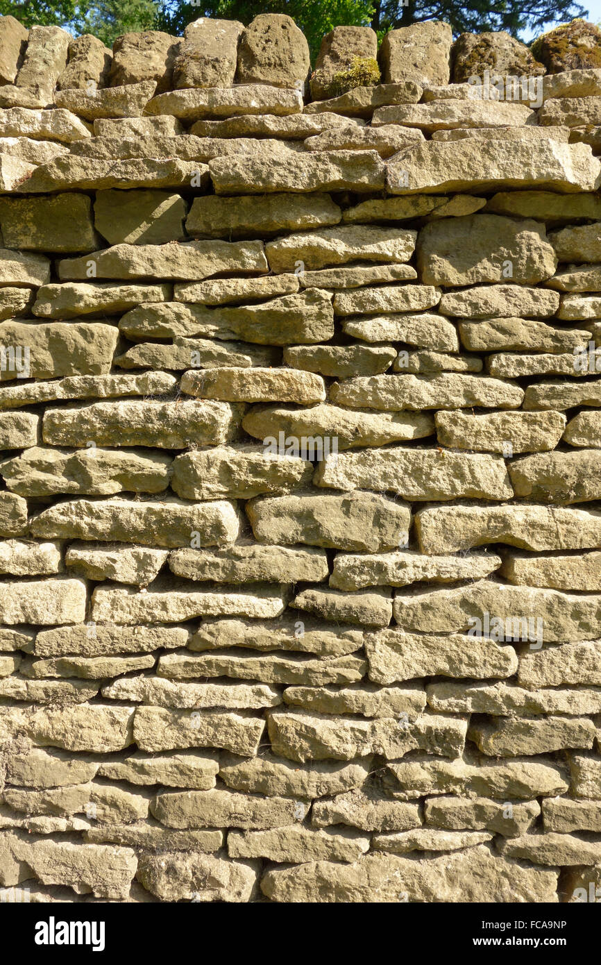 Inghilterra, Oxfordshire, grande Tew, Cotswold secco muro di pietra. Foto Stock