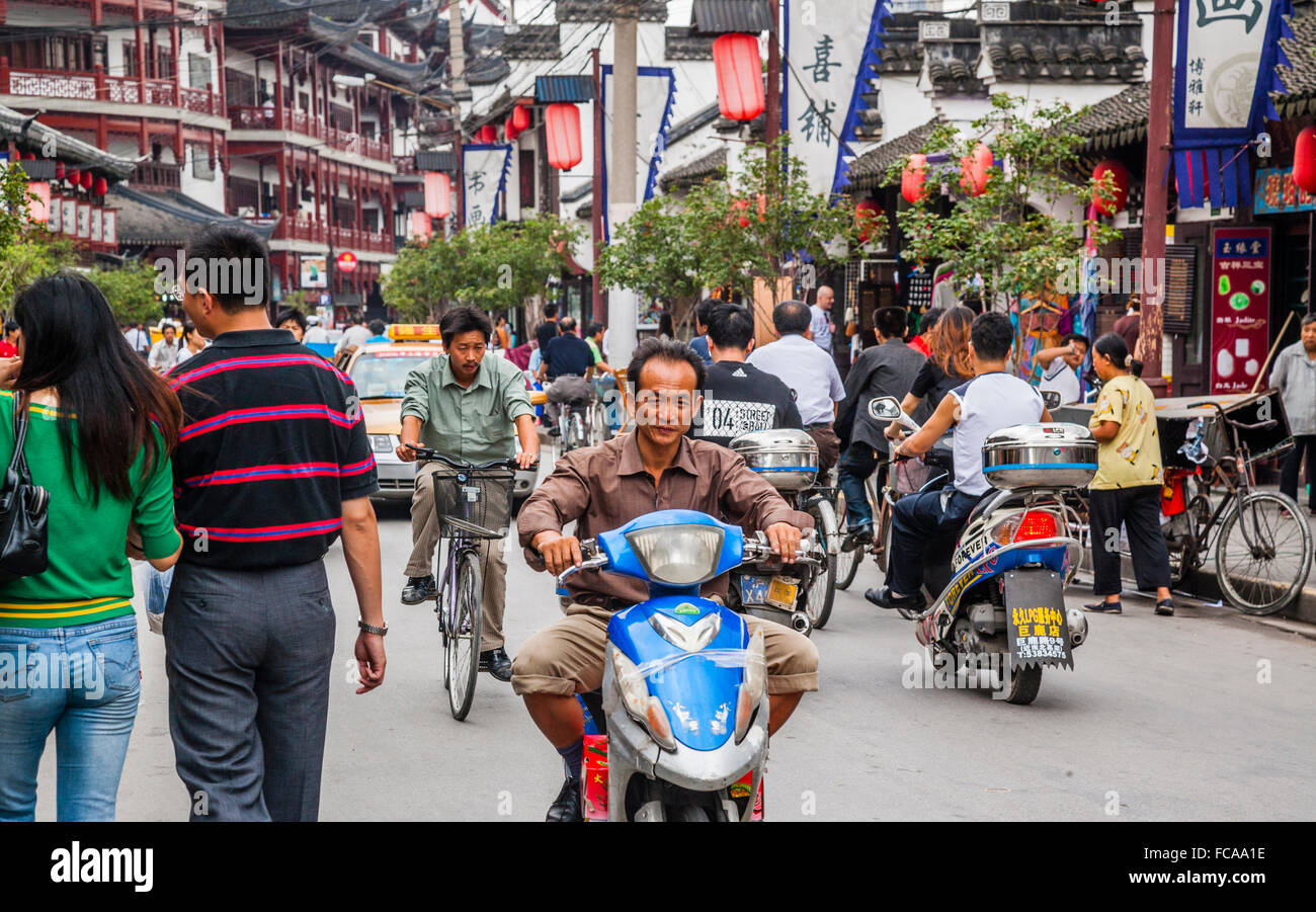 Cina, Shanghai, vivace attività nelle stradine della città vecchia di l' Yuyuan Bazar popolare luogo di shopping Foto Stock