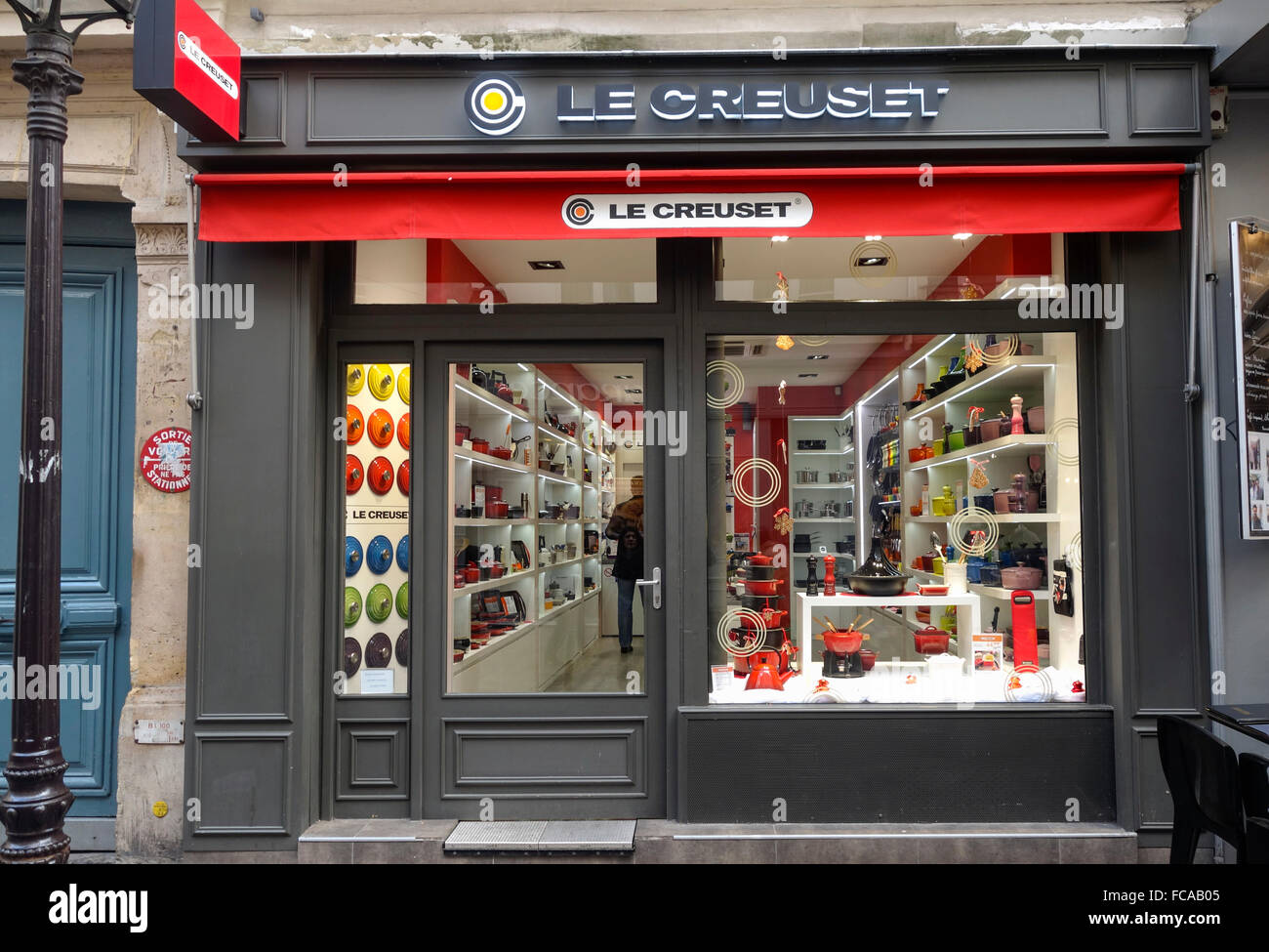 Le Creuset, facciata finestra store, Francese pentole, Parigi, Francia. Foto Stock