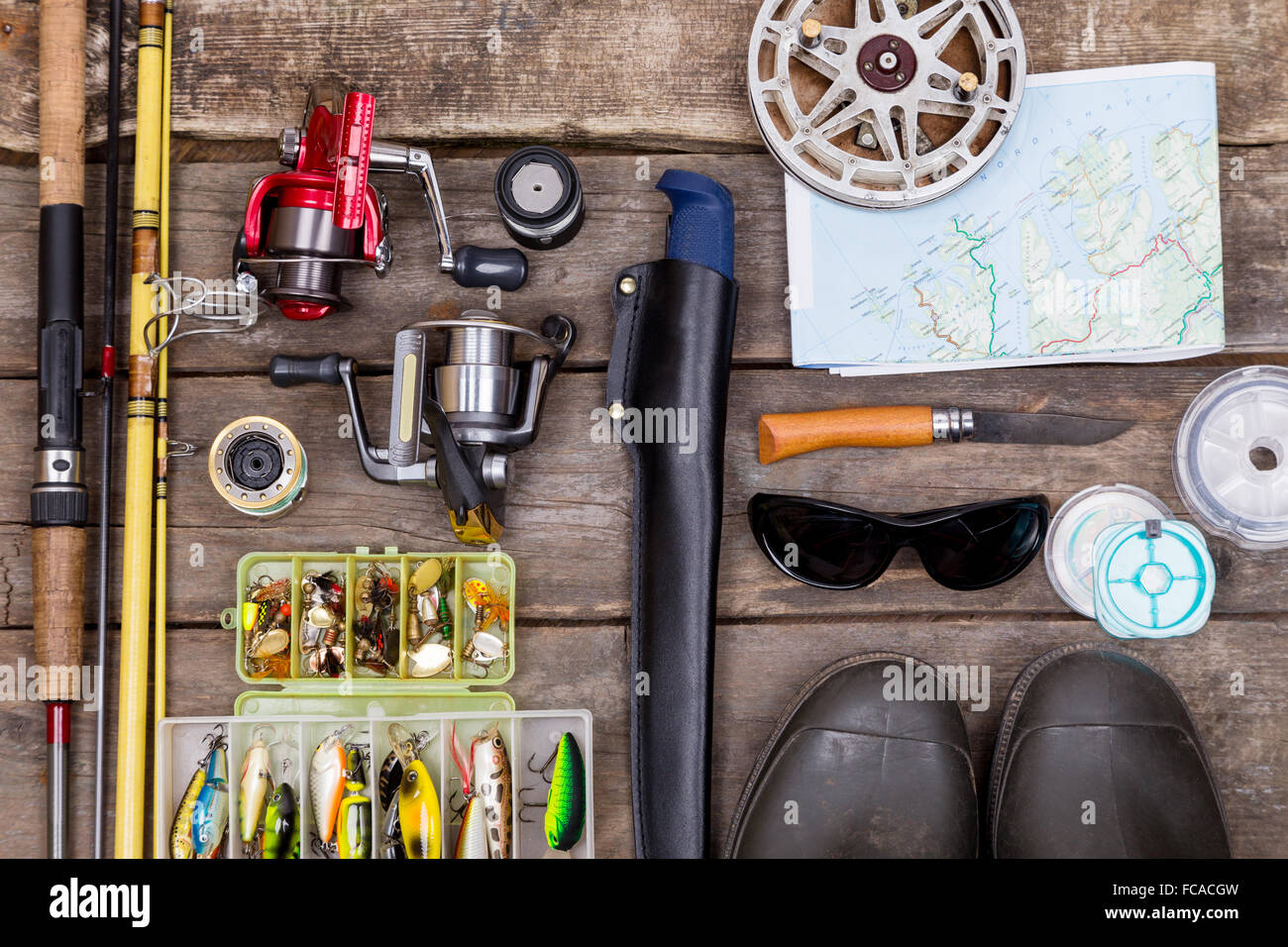 Varie la pesca affronta per viaggio su sfondo di tavole di legno Foto Stock