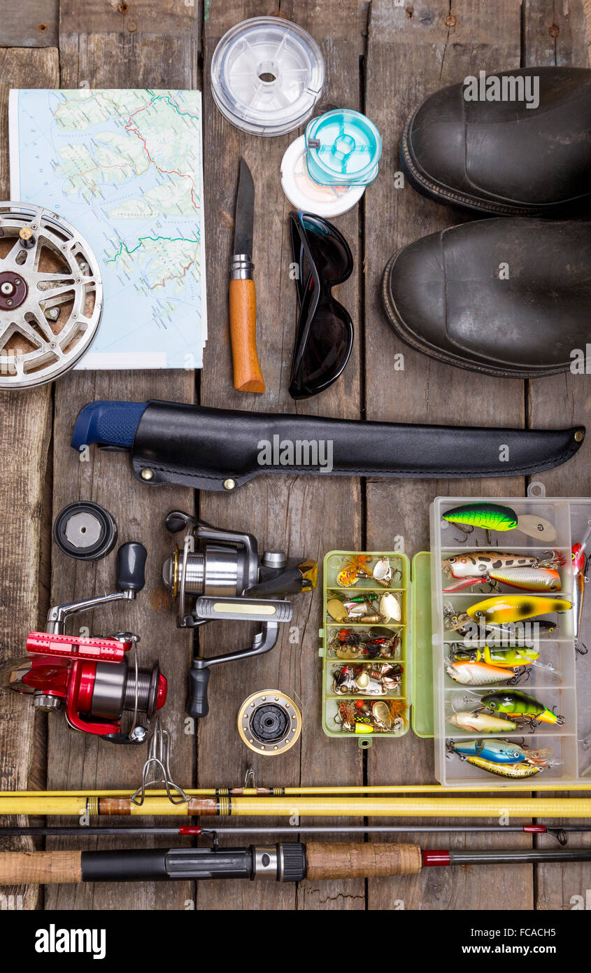 Varie la pesca affronta per viaggio su sfondo di tavole di legno Foto Stock