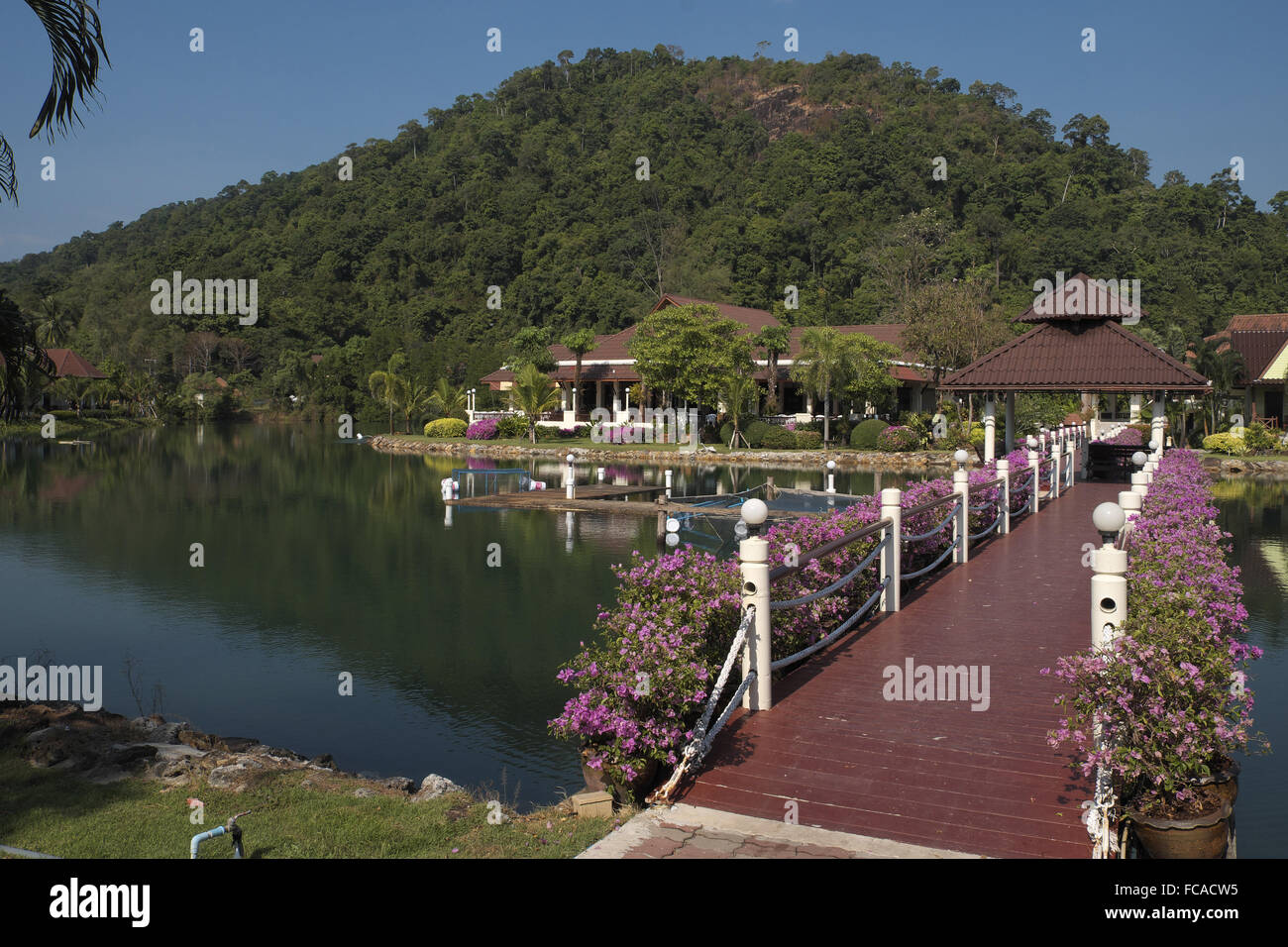 La zona pranzo si vede sulla laguna, Klong Prao resort Koh Chang, a sud est della Thailandia, asia. thai vacanza asiatiche tropicali h Foto Stock