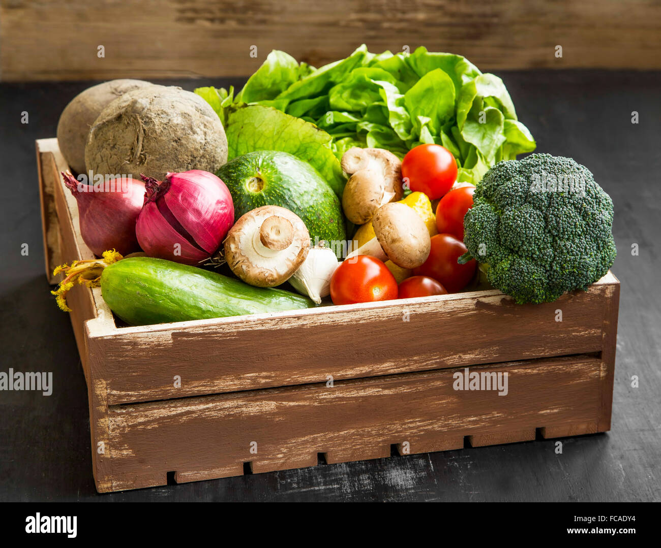 Varie bio verdure con avocado, lattuga, pomodori, funghi,cetriolo,cipolle Foto Stock