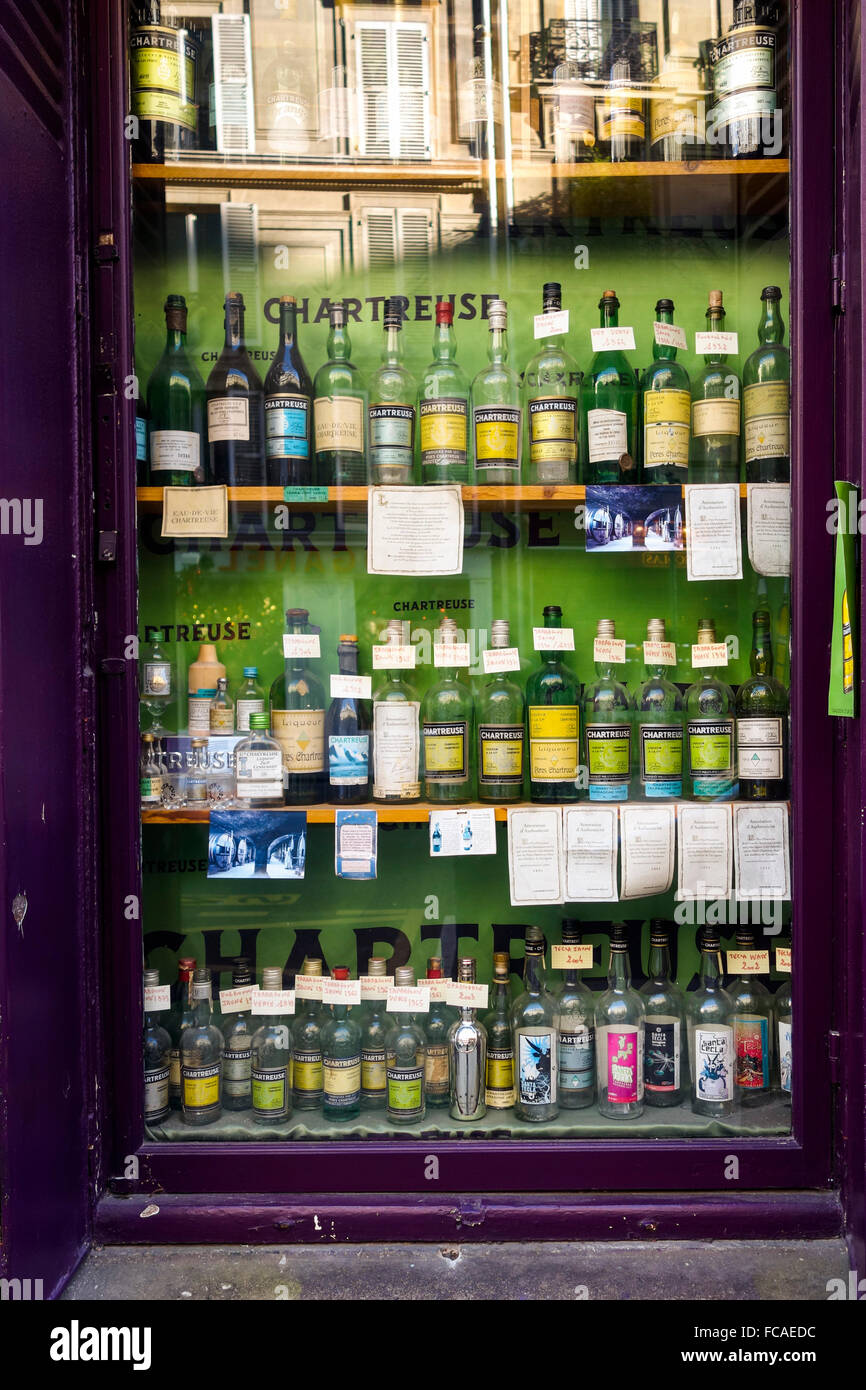 La finestra di visualizzazione di bottiglie di Chartreuse, un liquore francese realizzati dai monaci Certosini. Parigi. Foto Stock