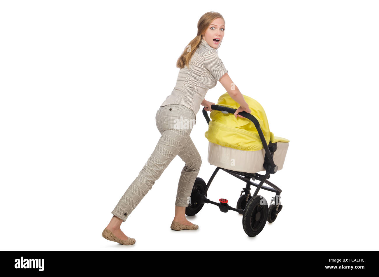 Donna con la PRAM isolato su bianco Foto Stock