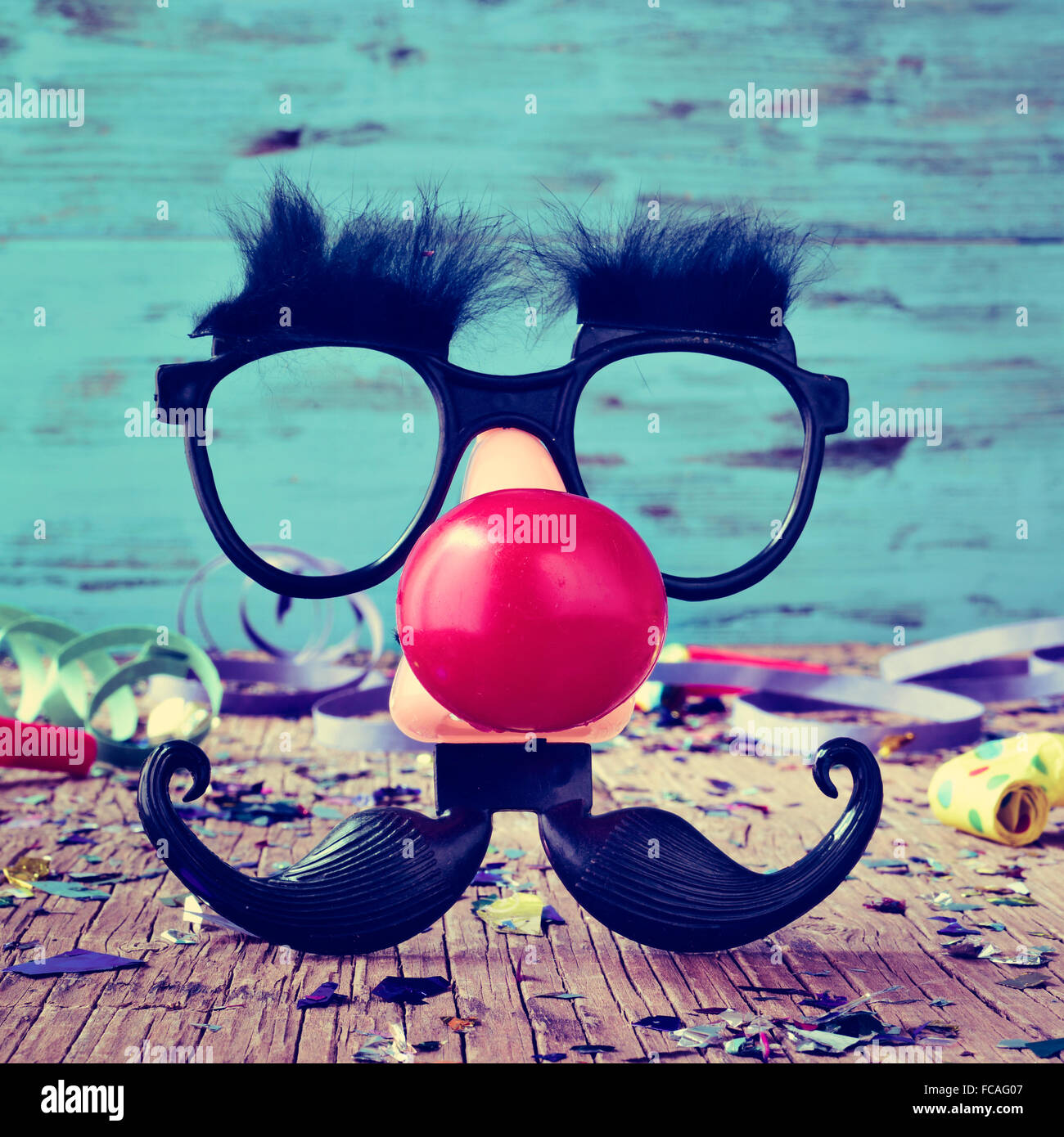 Una coppia di finti occhiali neri con le sopracciglia, un rosso clown naso  e un baffi