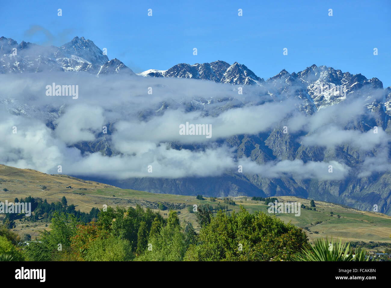 Nuvole che copre parzialmente il Remarkables la famosa gamma iconico di montagne e presenti nel film Il Signore degli Anelli Foto Stock