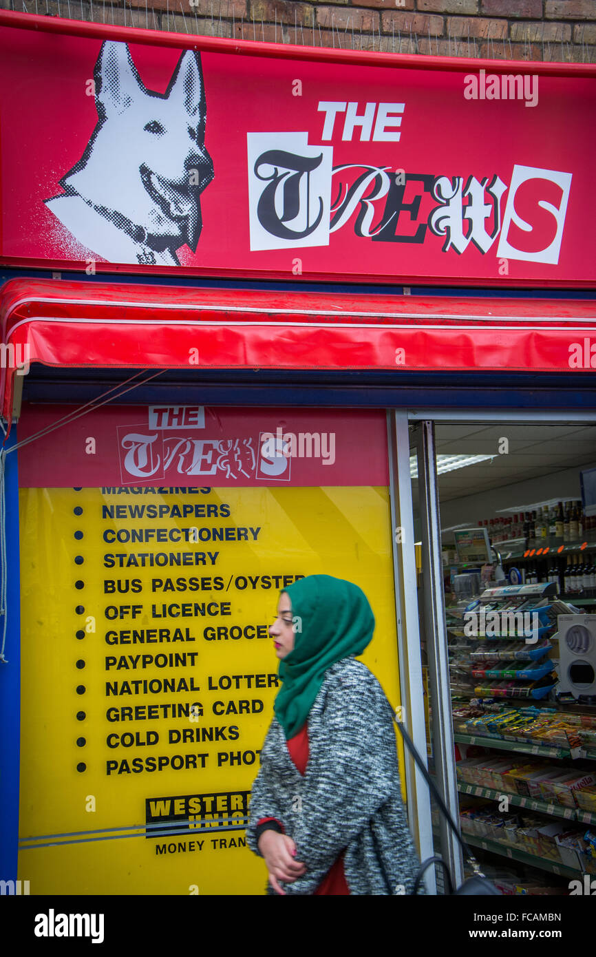 Donna musulmana passando Russell Brand "l' Trews segno e tenda Foto Stock