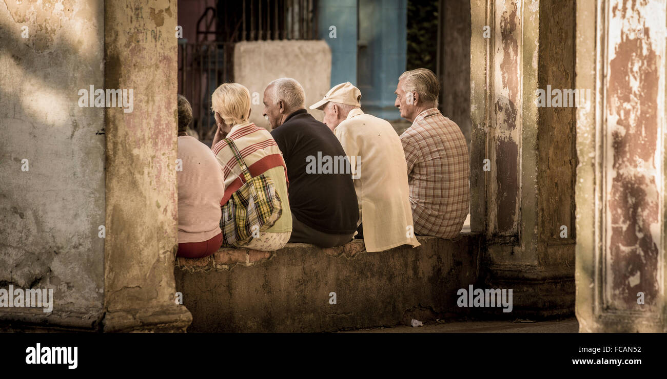 5 persone anziane seduta su una panchina. Foto Stock