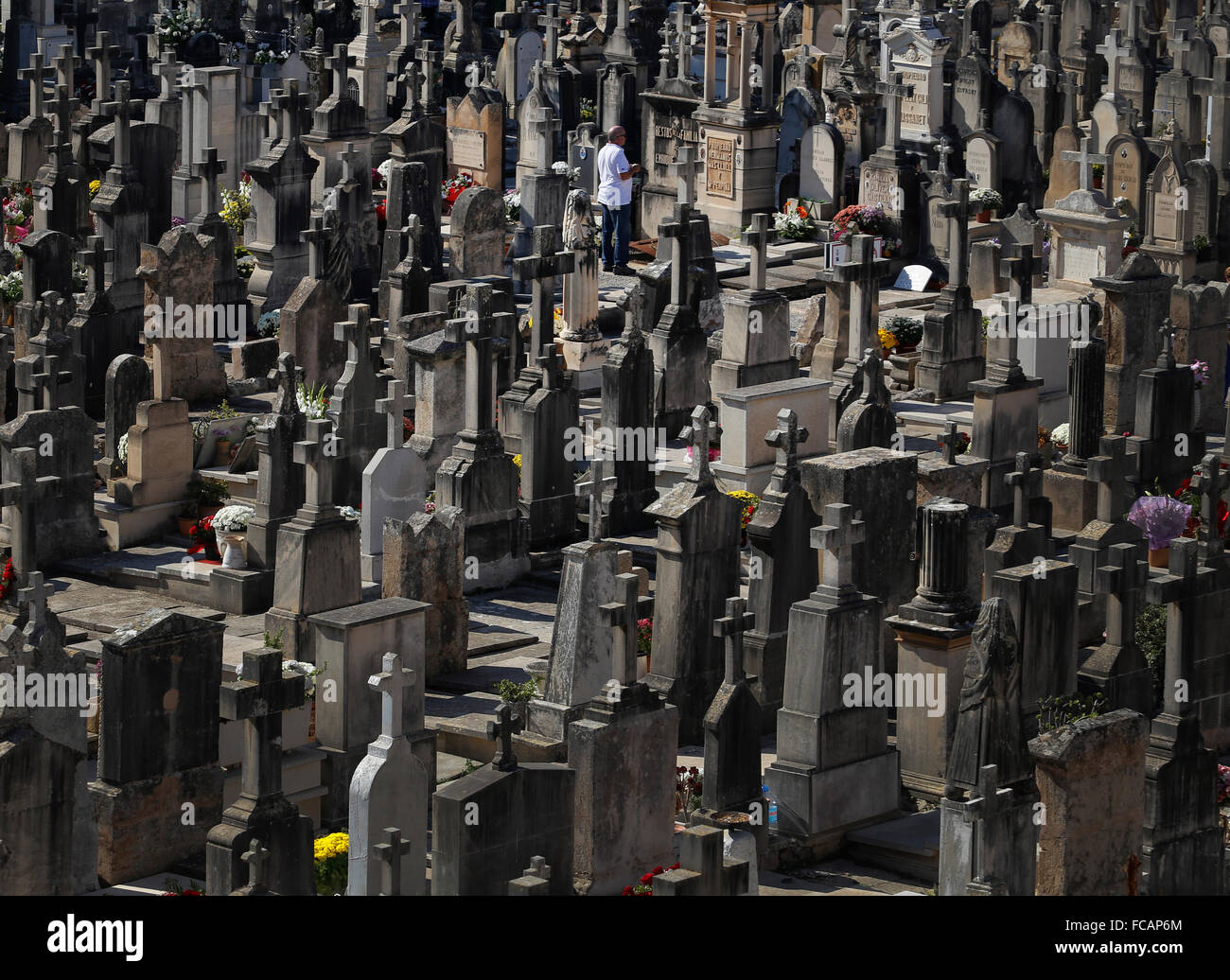 Tombe e i visitatori si vede a Palma de Mallorca cimitero durante la celebrazione di una giornata di festa religiosa in Spagna Foto Stock