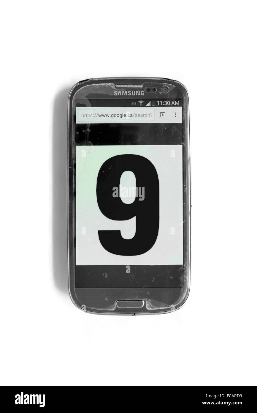 9 sullo schermo di smartphone fotografati contro uno sfondo bianco. Foto Stock
