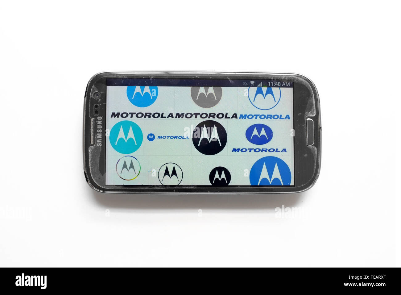 Motorola simboli sullo schermo dello smartphone fotografati contro uno sfondo bianco. Foto Stock