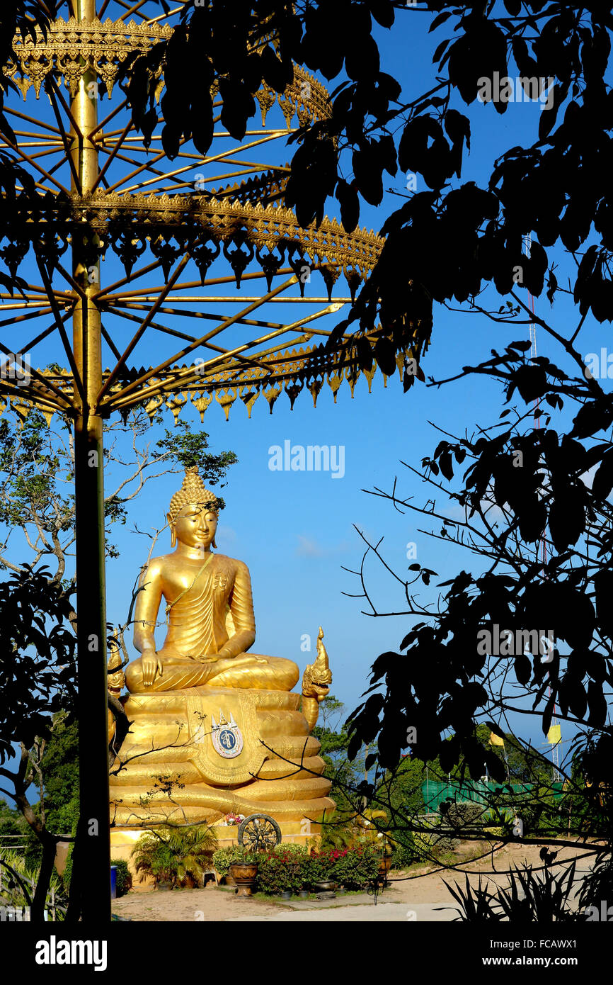 Thailandia Phuket a dodici metri di altezza Buddha d'oro il Big Buddha di Phuket Adrian Baker Foto Stock
