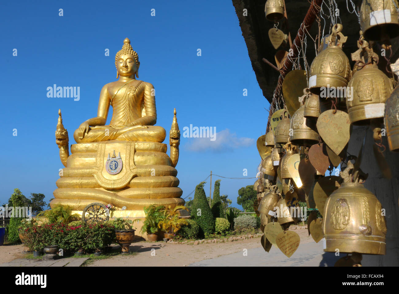 Thailandia Phuket a dodici metri di altezza Buddha d'oro il Big Buddha di Phuket Adrian Baker Foto Stock