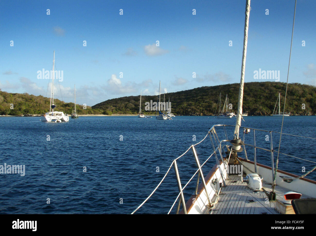 Barche ancorate in St James Bay, Isole Vergini americane. Foto Stock