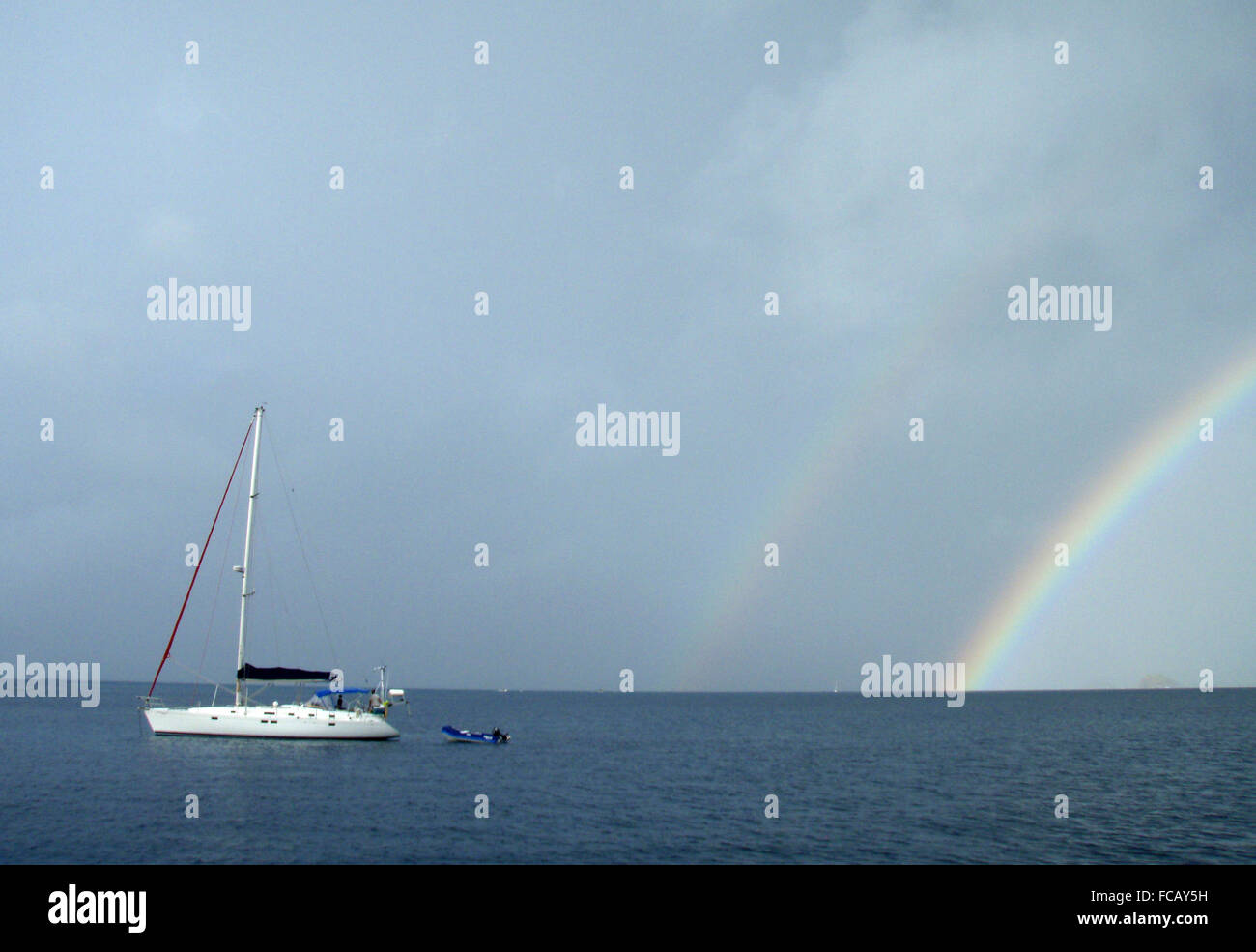 Un doppio arcobaleno durante una pioggia nei Caraibi. Foto Stock