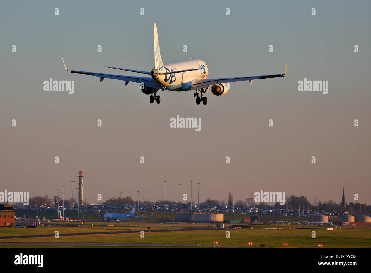 Flybe Embraer 190/195 195LR G-FBEI atterraggio all'Aeroporto di Birmingham, Regno Unito Foto Stock