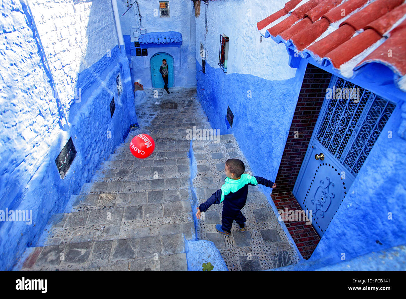 Le pareti blu di Chefchaouen, Marocco, che giace ai piedi delle colline di Rif Mountains. Foto Stock