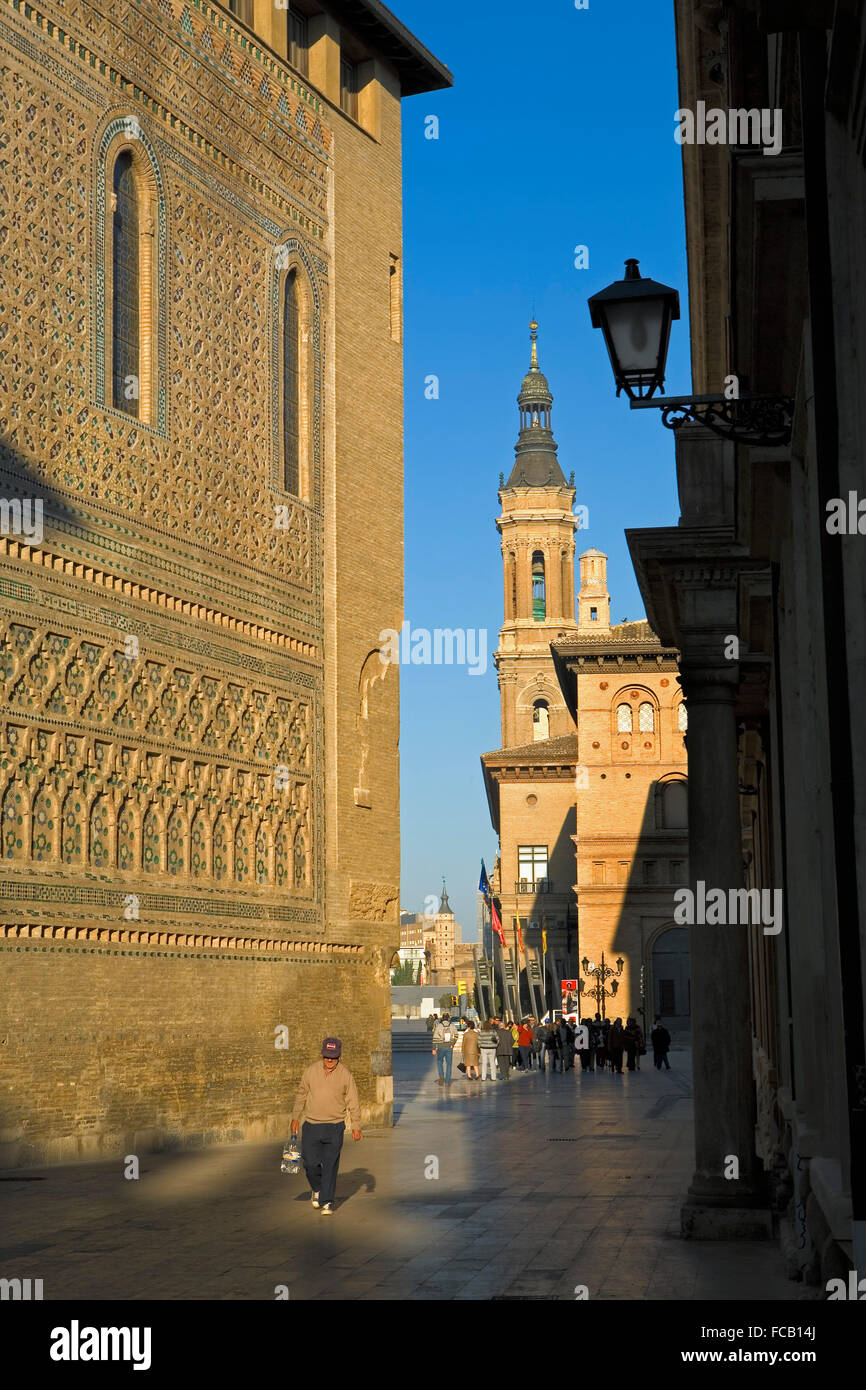 Saragozza, Aragona, Spagna: il muro di la Parroquieta in 'La Seo', con la Basilica del Pilar in background Foto Stock