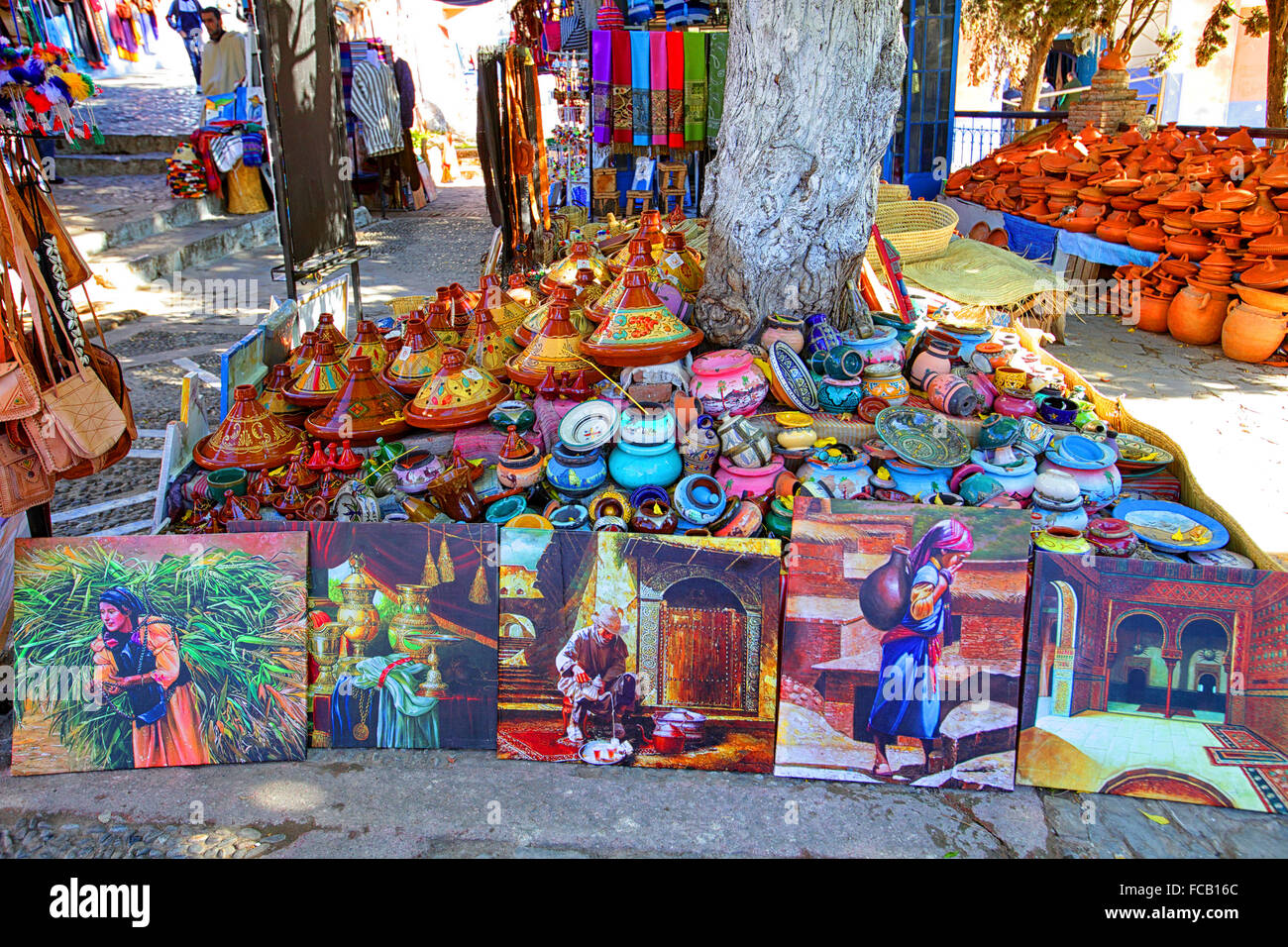 Le pareti blu di Chefchaouen, Marocco, che giace ai piedi delle colline di Rif Mountains. Foto Stock