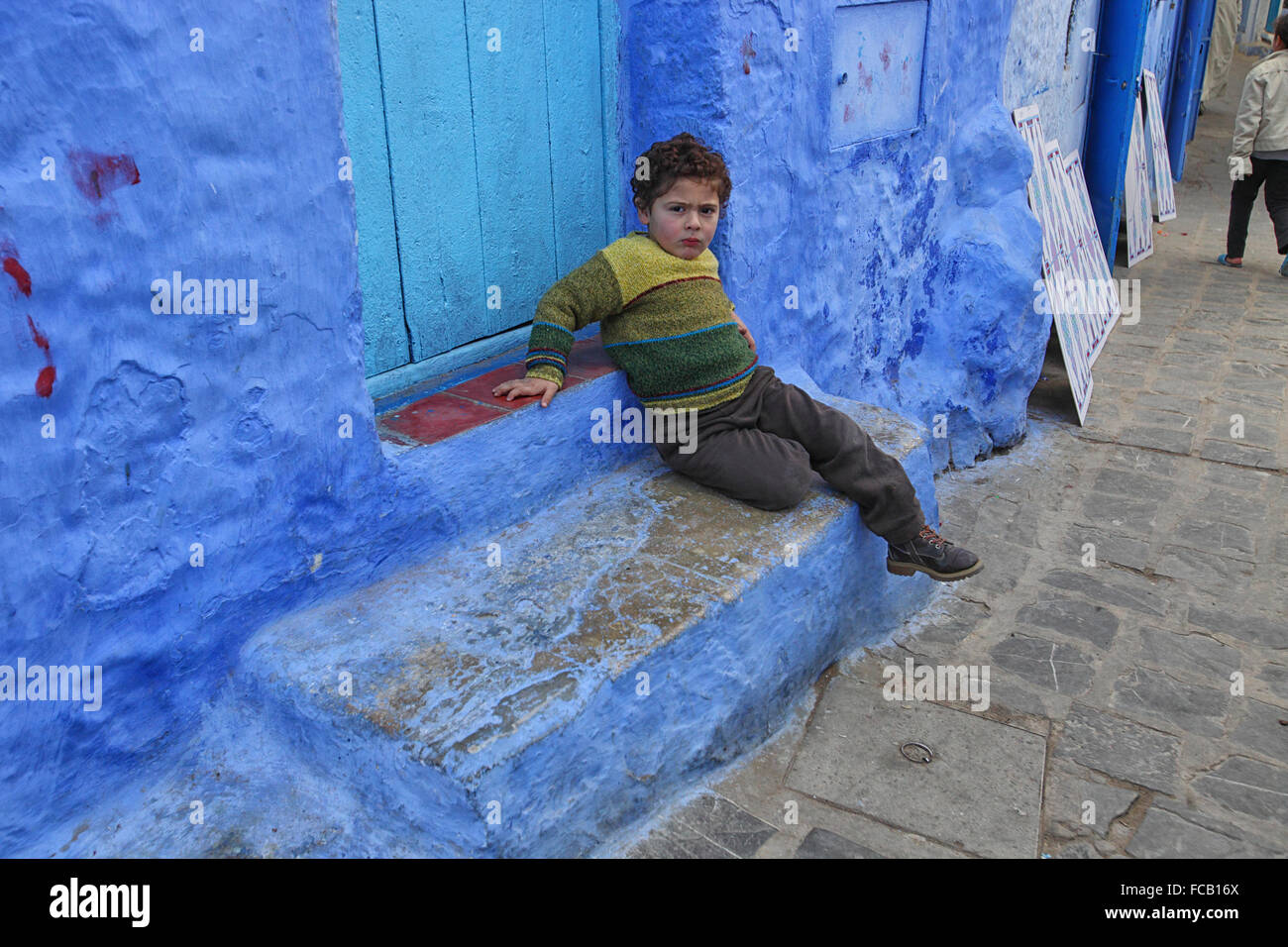 Le pareti blu di Chefchaouen, Marocco, che giace ai piedi delle colline di Rif Mountains. Foto Stock