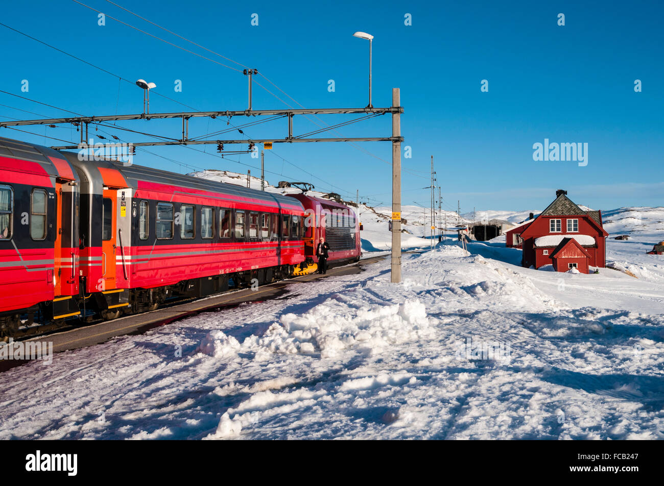 Il treno si ferma a Finse stazione ferroviaria, la stazione ferroviaria  Bergen-Oslo, altopiano di Hardangervidda , inverno, Hordaland, Norvegia  Foto stock - Alamy