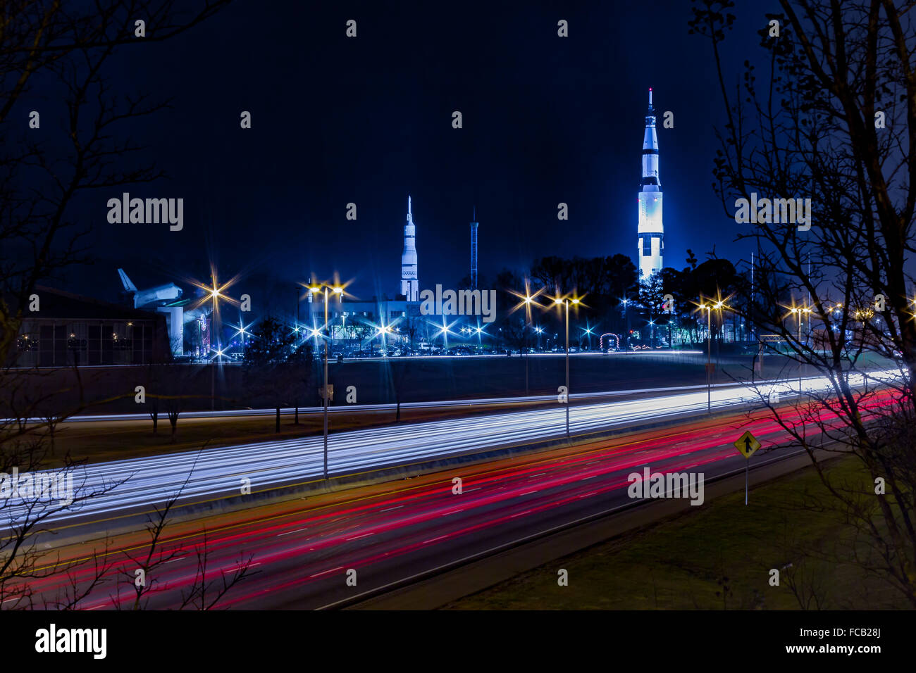 Stati Uniti Spazio e centro di razzo Huntsville, AL con il traffico autostradale Foto Stock