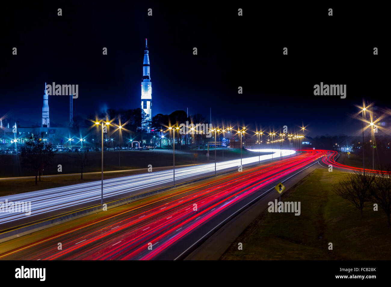 Stati Uniti Spazio e centro di razzo Huntsville, AL con il traffico autostradale Foto Stock