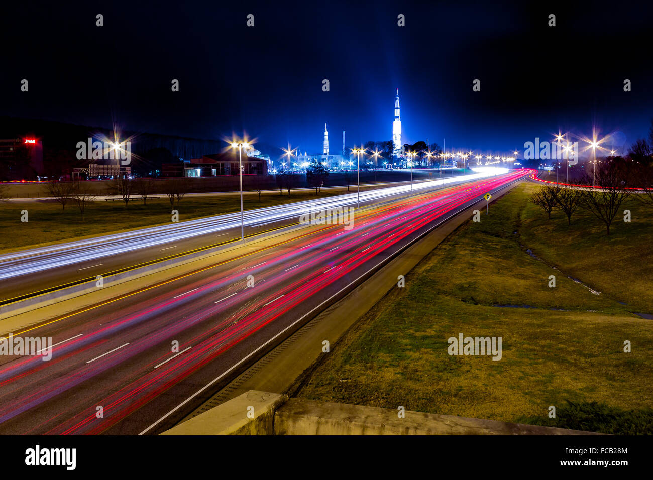 Stati Uniti Spazio e centro di razzo Huntsville, AL con il traffico autostradale Foto Stock