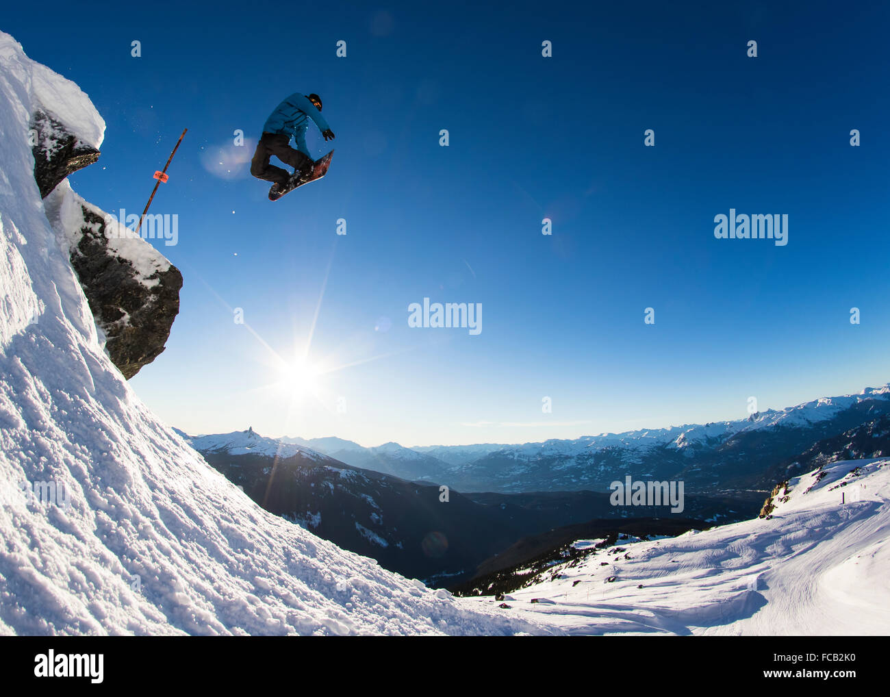 Snowboarder arieggiare al di sopra dell'orizzonte. Foto Stock