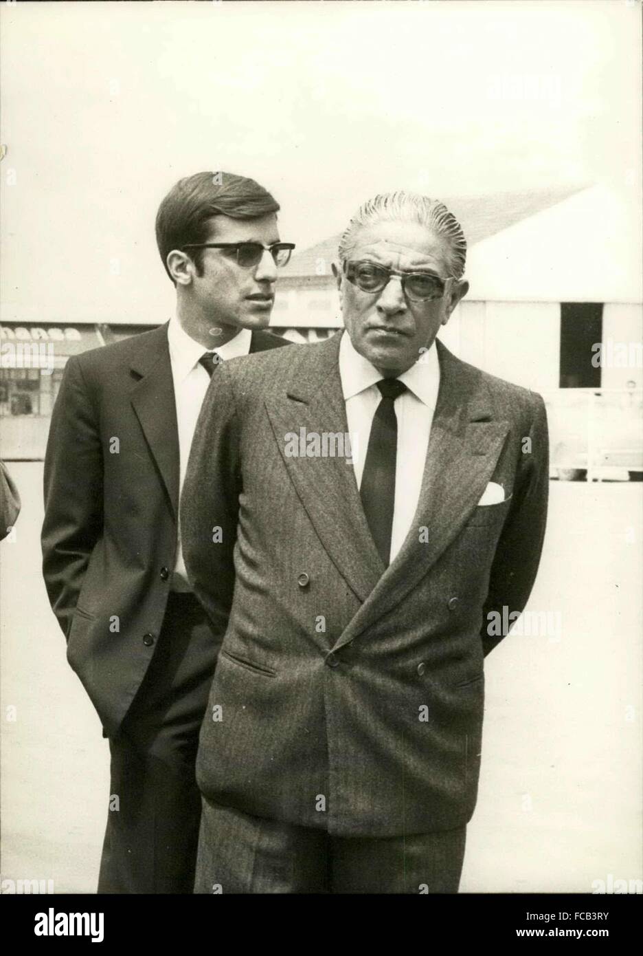 1959 - Ari Onassis con il figlio Alessandro. © Keystone Pictures USA/ZUMAPRESS.com/Alamy Live News Foto Stock