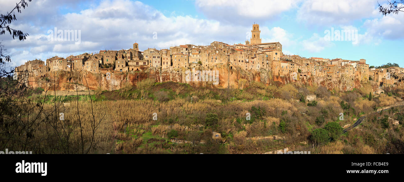 Toscana, Pitigliano borgo medievale sul tufo rocky hill. Paesaggio panoramico ad alta risoluzione Fotografia. L'Italia, l'Europa. Foto Stock