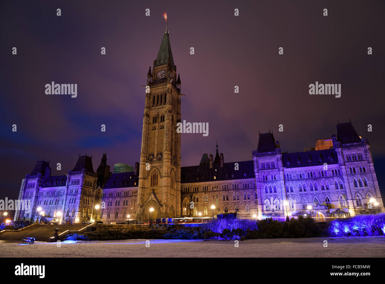 Luci blu sul Parlamento canadese edifici a Natale a Ottawa Foto Stock